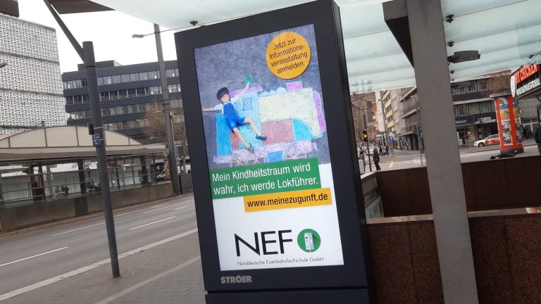Infoscreens in Braunschweig und Wolfsburg werben mit Lokführer-Ausbildung bei der NEF