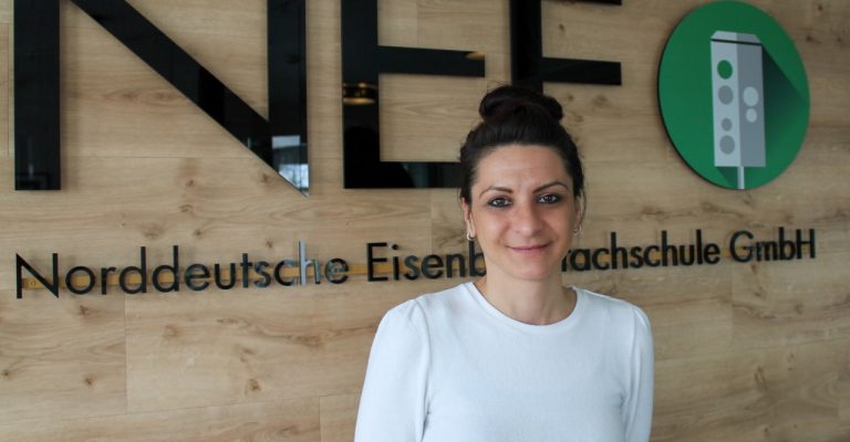 Auf den ZUG gekommen: NEF-Absolventin & Lokführerin Gamze Dalay im Interview