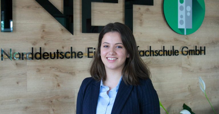 NEF begrüßt Sonila Jonuzi als Auszubildende am Standort Braunschweig
